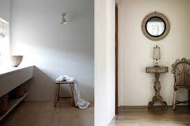 Eclectic, more than any other type of home décor style, combines bits and pieces of many other styles and stirs them together into a space that simply, yet ultimately, aims to please the owner. Home Styling Marion Lichtig