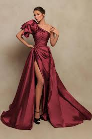 ‫موديلات فساتين سهرة بكتف واحد من أحدث صيحات الموضة – Gowns Store‬‎