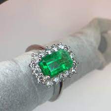 L'emeraude est l'une des quatre pierres précieuses. Anello Con Smeraldo E Brillanti 1solo Com Pezzi Unici Per Definizione