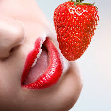Προκλητική γυναίκα που τρώει τη φράουλα Στοκ Εικόνα - εικόνα από : 39132735