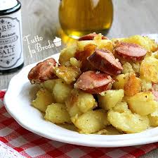 Per preparare i vostri wurstel in sfogliatine formate un impasto di lievito, zucchero, sale, burro sciolto e farina al quale unire anche del latte caldo. Patate E Wurstel Al Forno Contorno Facile Tutto Fa Brodo In Cucina