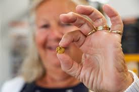 We're pleased to announce that Anne Hunter from Pauanui 🍾 has ⛏️ struck 🧈  gold in the Thames Summer Goldrush!!! 🌕 Anne wins a gold nugget worth  $1867 for shopping 🛒 in