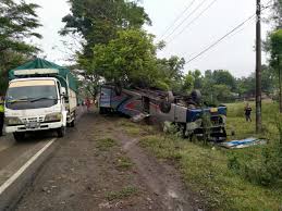 Sebaiknya menteri koordinasi ke kpk. Hindari Laka Bus Sumber Selamat Terguling Di Saradan Madiun Beritajatim Com