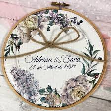 Bordado a máquina con detalles realizados a mano. Bastidor Porta Alianzas