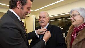 Insígnia d'or i brillants per a Montoliu