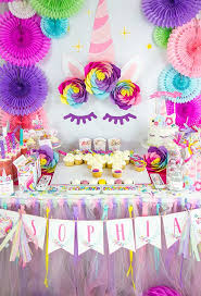 Festa Unicornio 70 Ideias Incriveis De Decoracao Com O Tema Bandeirolas de papel, flores de papel, nuvens de feltro, pallets, balões, tnt e tiras de tecido podem ser usados para confeccionar as partes de sua festa. festa unicornio 70 ideias incriveis de
