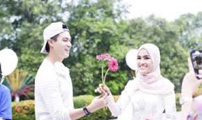 Tak banyak yang tahu ternyata mantan kekasih baim wong ini adalah seorang artis terkenal di negeri. Baim Wong Berniat Memperisterikan Saya Elfira Loy