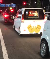 悲報】後続車に糞アニメを見せつけるヤバイ車あらわるｗ | くろす速報