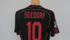 Classica maglia nerazzurra con calzoncini neri e calzettoni bianchi. Maglia Milan Seedorf Preparata Indossata Serie A 2006 2007 Autografata Charitystars