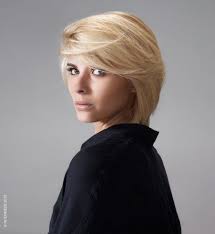 Coiffures femmes courtes, model de coupe courte, modèles coiffures courtes femme, modèle coiffure coupe courte femme coupe de cheveux et si chez les hommes le court se porte rasé en 2020, chez les femmes la coupe courte se porte avec beaucoup de volume sur le haut de la tête. Les Tendances Coiffure Automne Hiver 2020 2021 Kapsels Haar