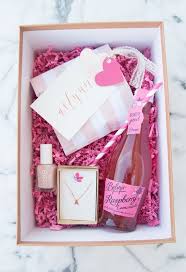 Don't miss these fun gifts that'll guarantee an easy yes! Diy Bridesmaid Gift Boxes Novocom Top