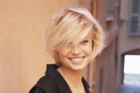 Le carré plongeant est devenu une coupe de cheveux incontournable depuis quelques années. Le Carre Court Plongeant Avec Une Meche Volume