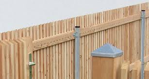 Sichtschutz Aus Larchenholz Mit Den Passenden Larchentoren Liefert Die Zaunfabrik Natur In Ganz D Kleiner Hinterhof Design Sichtschutzzaun Holz Gartenzaun Holz