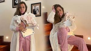 Allah rahmet eylesin… sanat camiasının ünlü isimlerinden birisi olan şarkıcı merve özbey, aldığı ölüm haberiyle adeta yıkıldı. Merve Ozbey Den Esprili Paylasim Dun Tam Bu Halde Yasam Www Abdpost Com Amerika Dan Haberler
