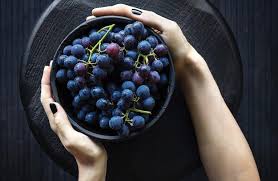 Feb 04, 2008 · there are 34 calories in 10 seedless grapes (red or green, european type varieties such as thompson seedless). Grape Nutrition Facts And Why Eating Too Many Grapes Is Bad