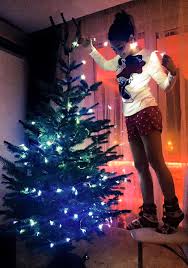 Tu ştii când se împodobește bradul de crăciun? Corina Caragea Aparitie Sexy Cand Impodobeste Bradul