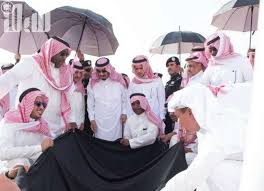 خادم الحرمين يؤدي صلاة الميت على الأميرة جواهر بنت عبدالعزيز