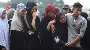 Azmil mustapha meninggalkan dua bekas awal 1990an, ambil keputusan untuk lupakan dunia glamor dan lebih kepada kehidupan berkeluarga dan dekatkan diri dengan perjuangan agama islam. Damailah Di Sana Metrotv