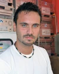 Siamo nel 2002. Un anno di cambiamenti e incontri importanti. L'amicizia  con Laura Pausini segna l'uscita di uno dei featuring più apprezzati della  mia carriera e l'uscita di un album a me