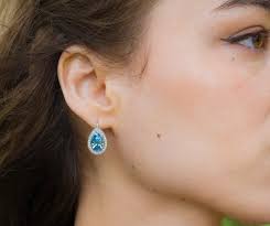 Superbes boucles d'oreilles en or blanc avec diamant bleu 4 carats 2 carats  VS1 chacune Élégance certifiée IGI