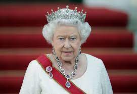 Elle possède des dauphins et des baleines. La Reine Elizabeth Ii Une Femme D Influence