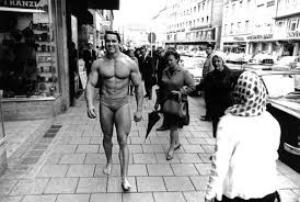 After three rounds of judging, arnold schwarzenegger was solidly in first place with a total score of 295, followed by frank zane with 291 and chris dickerson with 290. Pictures Of Arnold Schwarzenegger Walking Through Munich In Swimming Trunks In Order To Promote His Own Gym 1967 Vintage Everyday