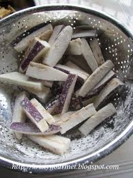 Salt fish usually requires overnight soaking, but this cheat's version speeds up the process. Crispy Salted Fish Brinjal é¦™è„†å'¸é±¼èŒ„å­ Brinjal Fish Crispy