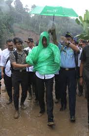 Presiden jokowi jadi monyet pakai jas hujan di google ini fakta sebenarnya. Keunikan Ketika Hujan Turun Di Sukajaya Bogor Berita Daerah