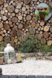 Unsere Sichtschutzwand Aus Rundholzern Ist Seit Gestern Weitestgehend Fertig Sie Ist Rund 2 40 Sichtschutzwand Garten Holzwand Garten Sichtschutz Garten Holz