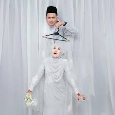 Meskipun jaraknya tidak berdekatan, chemistry mereka dalam foto sungguh terlihat. Konsep Foto Pre Wedding Islami Yang Keren Wedding Market