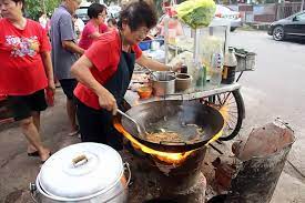 yee hup ipoh 昆仑喇叭小学后面的一间住家屋炭炒粉 够火候 放足料 persiaran food guide food ipoh