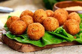 Preparate la mozzarella in carrozza tagliando la mozzarella a fette spesse quanto le fette di pane per ottenere una panatura sfiziosa e molto croccante, potete nche sostituire il classico pangrattato con il la mozzarella in carrozza va consumata subito. Ricetta Polpette Di Mozzarella Non Sprecare