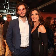 Fátima gomes bernardes (rio de janeiro, 17 de setembro de 1962) é uma jornalista e apresentadora brasileira associada à rede globo. Video De Bonner Dando Conferida Em Fatima Bernardes Bomba Na Internet