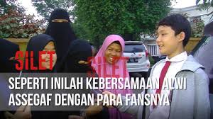 Nama alwi assegaf melejit saat ia membintangi sebuah sinetron kolosal laga berjudul raden kian santang yang ditayangkan oleh mnctv pada. Silet Seperti Inilah Kebersamaan Alwi Assegaf Dengan Para Fansnya 05 April 2019 Youtube
