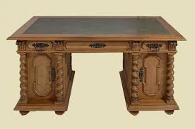 Schreibtische aus schwarz lackiertem holz mit chrombronzen und einer roten schreibtischunterlage. Der Artikel Mit Der Oldthing Id 33425576 Ist Aktuell Ausverkauft