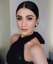 Carla Lally's Instagram, Twitter & Facebook