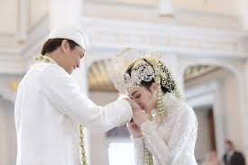 Gambar simpel buat baju pengantin pria. Jangan Asal Pilih Gaun Pengantin 9 Rekomendasi Desainer Baju Pengantin Asal Indonesia Ini Punya Konsep Yang Unik Untuk Gaun Pernikahanmu
