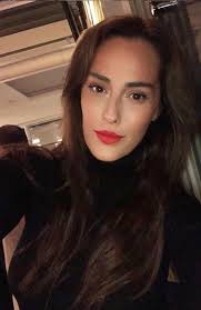 Galatasaray'da forma giyen turan, maç sonrası annesinin evinde olan eşine bir demek kırmızı gül alarak jest yaptı. Estetikte Son Trend Arda Turan In Esi Aslihan Dogan Turan A Benzemek