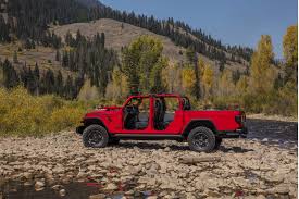 The jeep gladiator bed cap is packed in a reinforced box that ensures safe delivery all over the world. 7 Ways The 2020 Jeep Gladiator Is More Than A Wrangler Pickup Truck