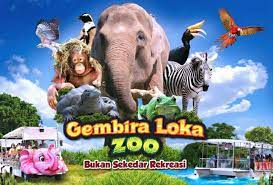 Liburan di kebun binatang surabaya ini selain mendapat serunya berlibur, jika anda berlibur bersama keluarga tercinta. Harga Tiket Masuk Gembira Loka Zoo 2021 Lokasi Wahana Jadwal Pertunjukkan Jejak Kenzie