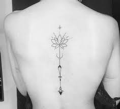Cette jolie fleur tire ses racines des marécages boueux et s'épanouit à la surface de l'eau. Tatouages Fleur Lotus Pour Quel Modele Craquer