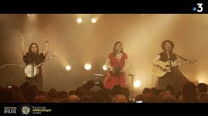 Ce ne sera pas la première fois qu'ils se produiront avant les soldats ! The Murphy Sisters Festival Interceltique De Lorient 2018 Youtube
