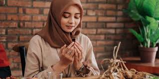 Ada beberapa yang berpendapat bahwa jika puasa yang ditinggalkannya berurutan maka menggantinya pun harus berurutan. Doa Buka Puasa Ganti Atau Qada Beserta Niatnya