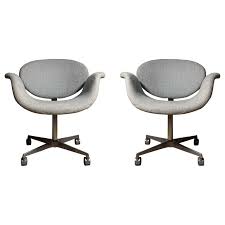Cast aluminium with rilsan coated finish for the white and black versions of swivel base. Pair Of Pierre Paulin Swivel Little Tulip Chairs On Castors At 1stdibs