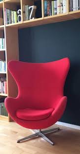 The phrase egg chair conjures up a midcentury image of a sleek, round, pedestaled seat, shaped exactly like the eponymous egg, but with a cushioned hollow in the center. Egg Chair Der Ultimative Ratgeber Zum Kauf