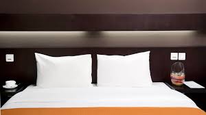 Pour Votre Confort L Hotel Onomo Libreville Vous Presente Le Lit Queen Size Le Chic En Toute Simplicite Bed Pillows Bed Home