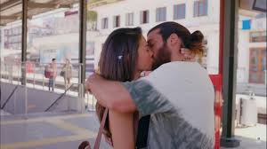 Cerimonia che celebra l'unione tra due persone. Can Yaman In Spagna L Attore Si Perde A Guardare La Scena Di Un Bacio Con Demet Ozedemir E Non Ascolta La Domanda Dell Intervistatore