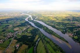 C'est un département avec une belle campagne paisible et de jolies villes aérées et agréables à vivre. 84ssvxailfkdym