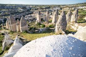 Ce sont des formations géologiques jeunes, toujours actives, comme l'indiquent les nombreuses failles et plissements. Vallee De L Amour Dans Le Village De Goreme En Turquie Paysage De La Cappadoce Rurale Maisons En Pierre A Goreme Cappadoce Mode De Vie Rural Banque D Images Et Photos Libres De Droits