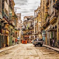 La Habana Es Movimiento Es Quietud Un Antiguo Palacio O Templo Abandonado Por El Tiempo Te Acoge Te Sobrecoge Te Hace Sudar Litera Instagram Alley Road